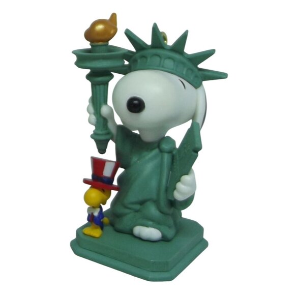 Hallmark Keepsake Ornament 2008 Patriotic Pals #11 Spotlight on Snoopy Series - Picture 2 of 9